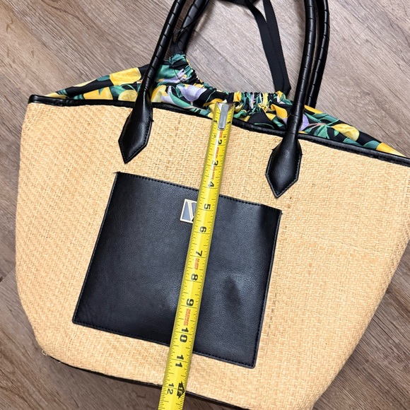 Victoria’s Secret • Large Straw Tote in Lemons - Picture 10 of 14
